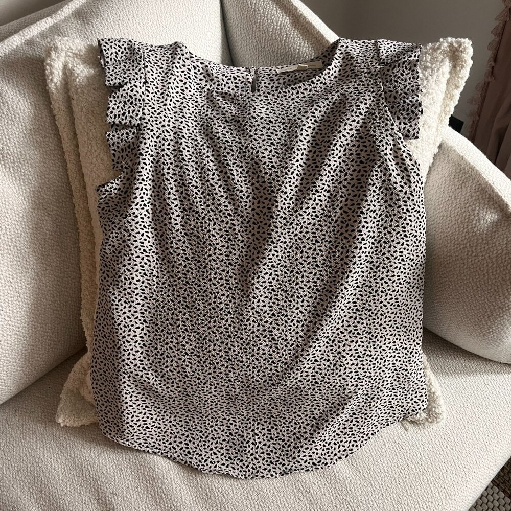 Short ruffle sleeved dotted top